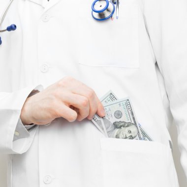 -1-1 oran cebine para koymak için çalışırken doktor
