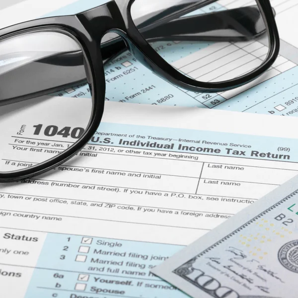 US Tax Form 1040 with dollars and glasses - 1 to 1 ratio — Stock Photo, Image