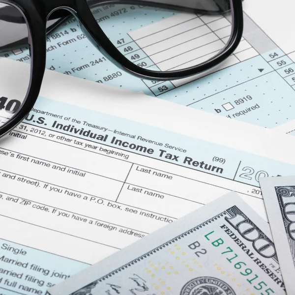 USA Tax Form 1040 con occhiali e dollari bollette - rapporto 1 a 1 — Foto Stock