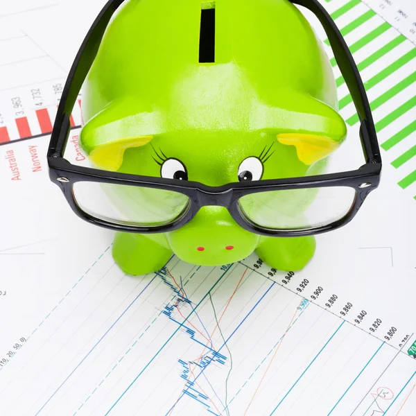 Piggy bank met beurs grafiek - 1-1-ratio — Stockfoto