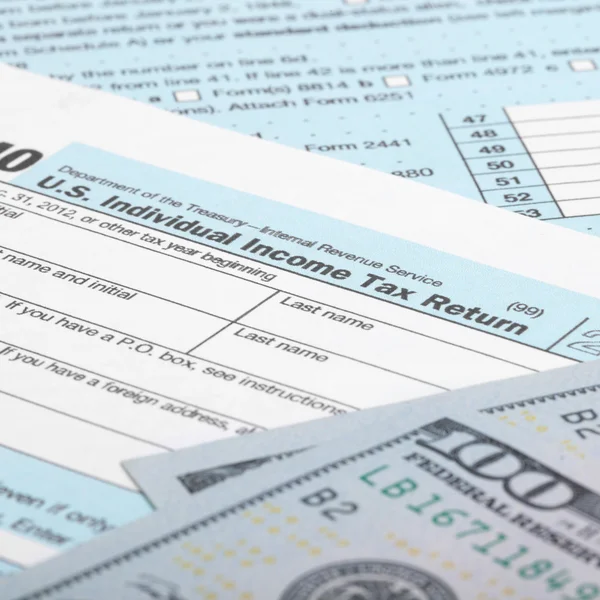 USA Tax Form 1040 con banconote di dollari Usa - rapporto 1 a 1 — Foto Stock