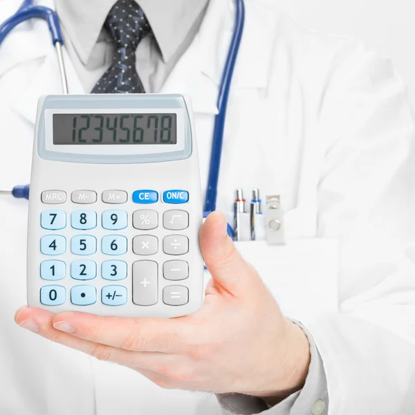 Doctor with calculator - heath care concept - 1 to 1 ratio — Stock Photo, Image