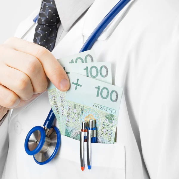 Médico tratando de poner dinero en el bolsillo - proporción 1 a 1 — Foto de Stock