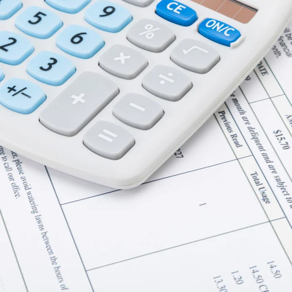 Studio shot of receipt and calculator - 1 to 1 ratio — Stock Photo, Image