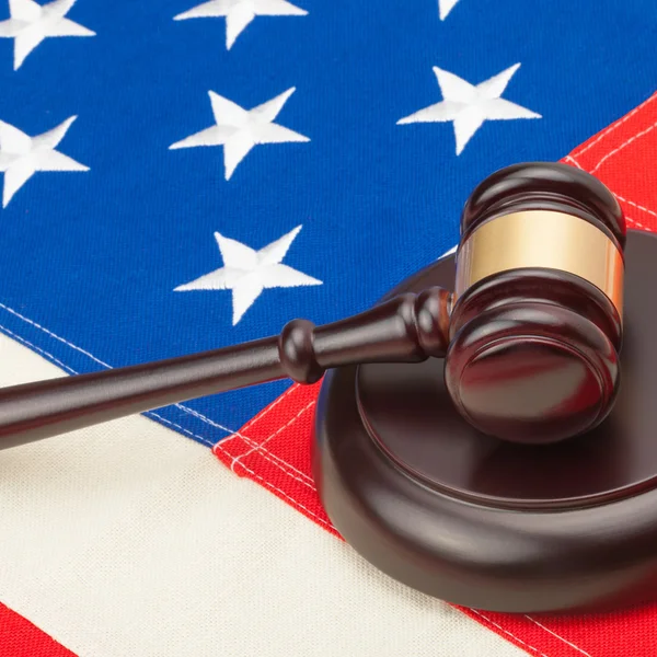 US flag and wooden judge gavel - 1 to 1 ratio — Stock Photo, Image