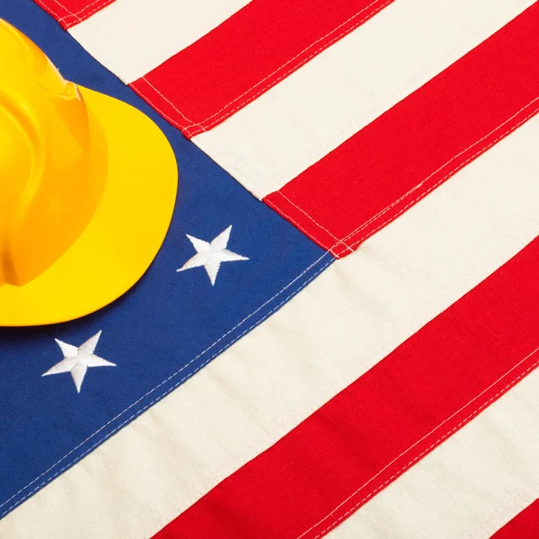 Construction protective helmet over US flag - 1 to 1 ratio — Stock Photo, Image
