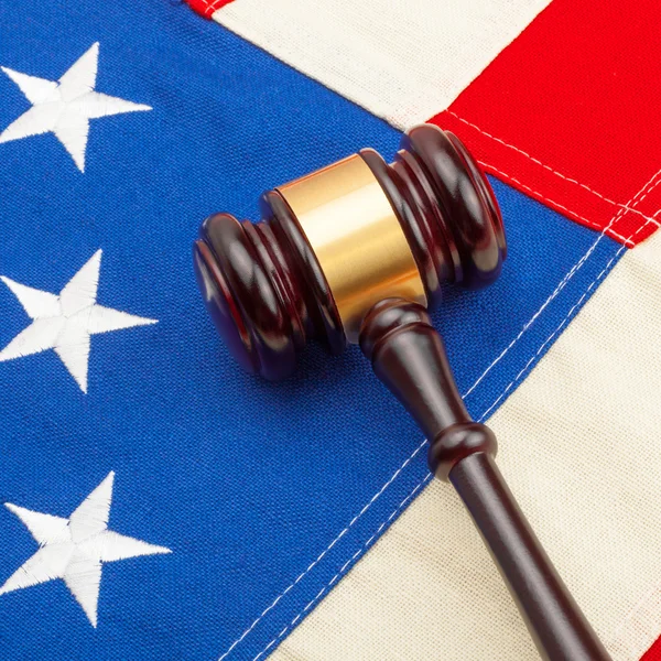 Wooden judge gavel with US flag - closeup shoot - 1 to 1 ratio — Stock Photo, Image