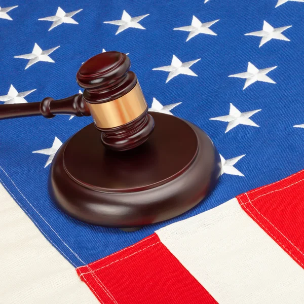 US flag and judge gavel - 1 to 1 ratio — Stock Photo, Image