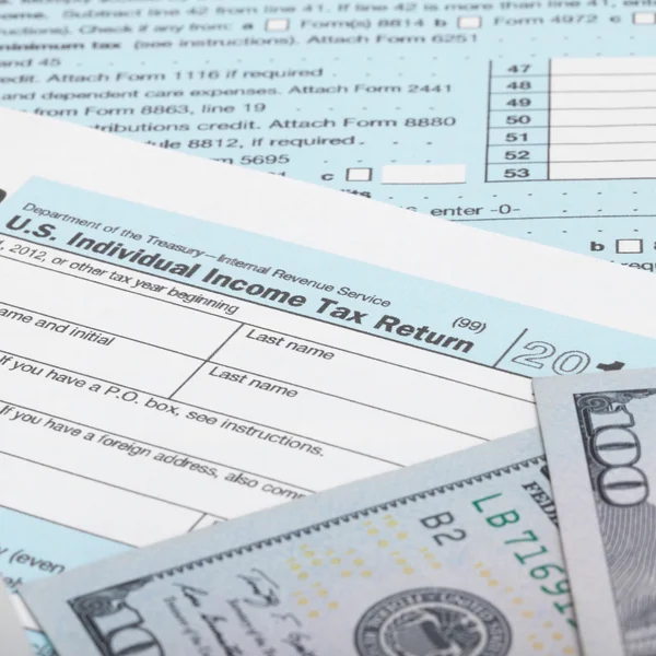 Nos tax form 1040 con Estados Unidos 100 billetes de un dólar — Foto de Stock