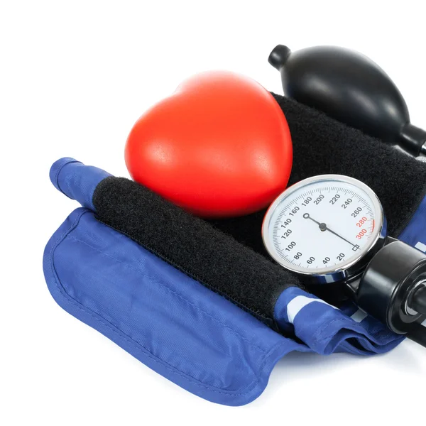 Ferramentas com coração vermelho de brinquedo de medição de pressão arterial — Fotografia de Stock