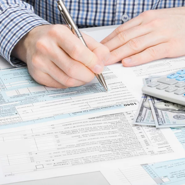 Male filling out 1040 USA Tax Form — Stock Photo, Image