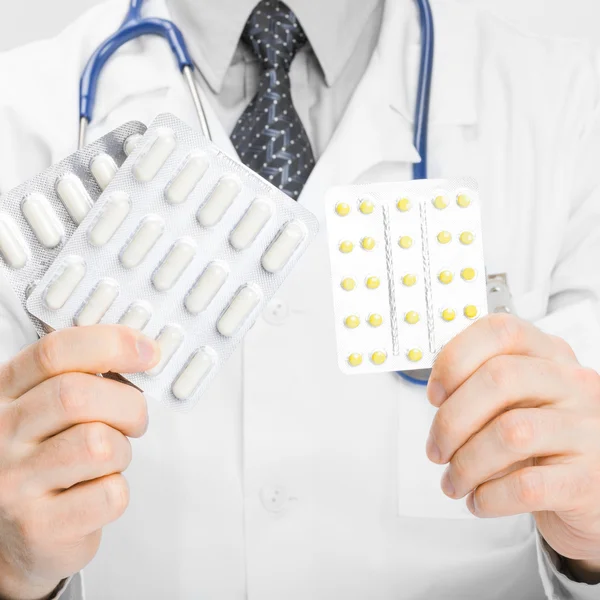Läkare holdling piller - heath omsorg begrepp — Stockfoto