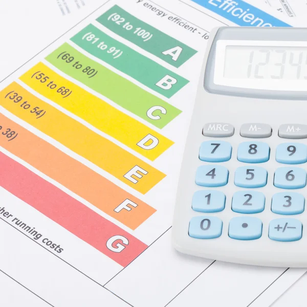 Nette calculator met energie-efficiëntie grafiek - studio opname — Stockfoto