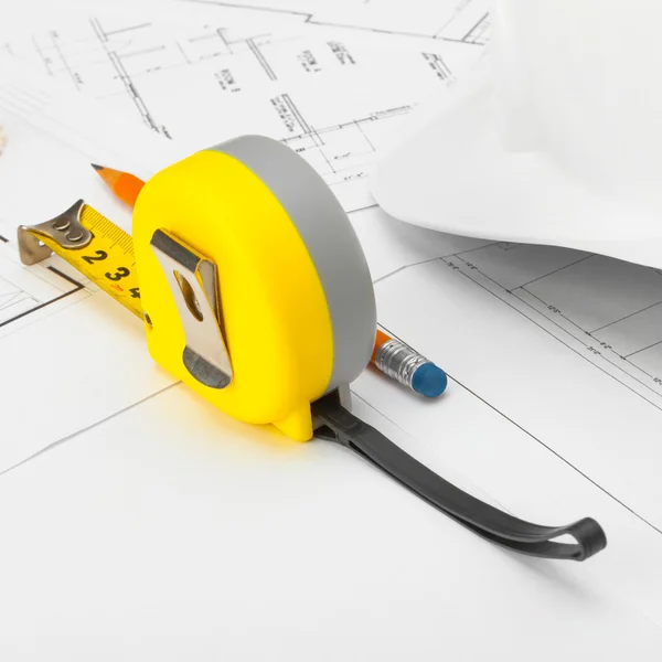 Sarı ölçü birimi teyp eldiven, inşaat kask ve kalem ile — Stok fotoğraf
