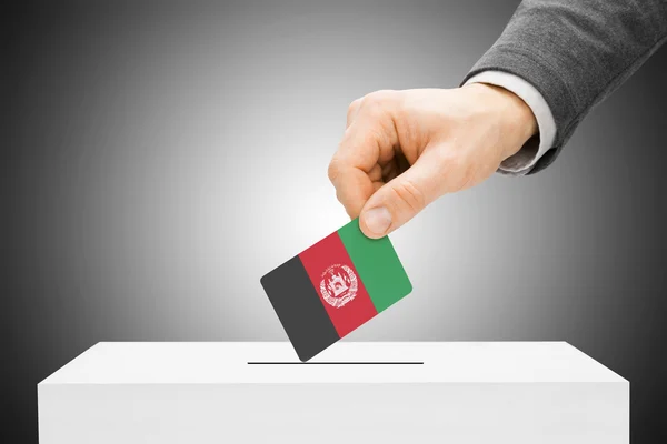 Abstimmung der Konzept - männlich-einfügen-Flag in Wahlurne - Afghanistan — Stockfoto