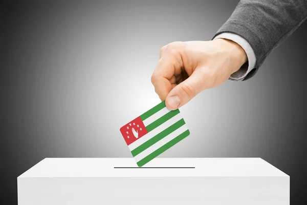 Röstning koncept - hane att infoga flaggan i valurnan - Abchazien — Stockfoto