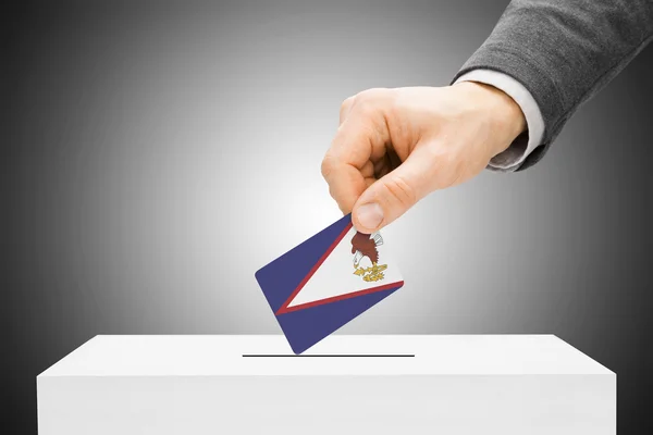 投票の概念 - 投票箱に男性の挿入フラグ - アメリカ領サモア — ストック写真