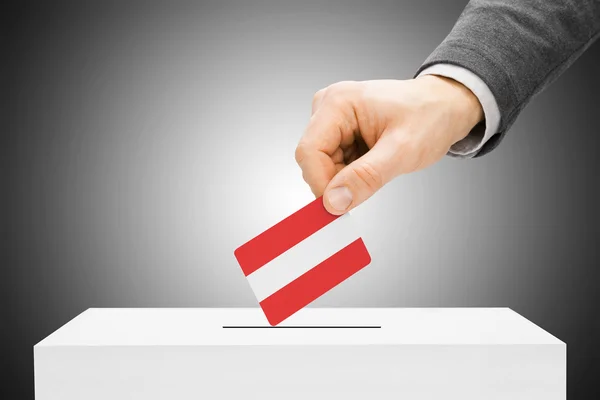 Voto concepto - hombre bandera insertar en urna - Austria — Foto de Stock