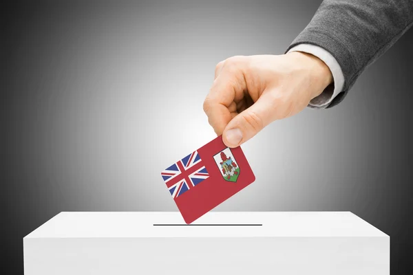 Stemmen concept - mannelijke invoegen vlag in stembus - Bermuda — Stockfoto
