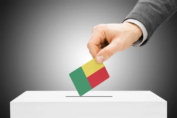 Voto concepto - hombre bandera insertar en urna - Benin — Foto de Stock