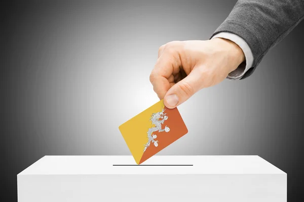 Conceito - bandeira inserindo masculino em urnas - Butão de voto — Fotografia de Stock