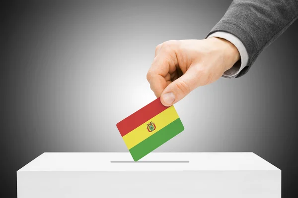 Szavazás a koncepció - férfi beillesztése zászló a szavazólapon doboz - Bolívia — Stock Fotó