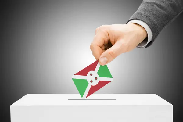 Voto concepto - hombre bandera insertar en urna - Burundi — Foto de Stock