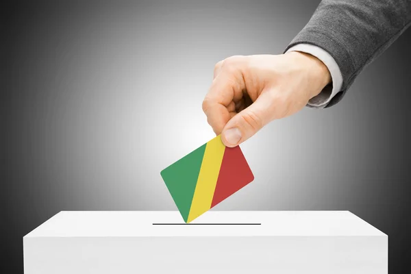Rösta koncept - manliga infoga flaggan till valurnan - republiken Kongo — Stockfoto