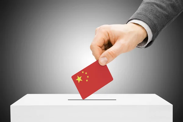 Concepto de votación - hombre insertar bandera en urna - República Popular de China — Foto de Stock