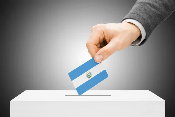 Голосование понятия - мужчины, вставляющего флаг в избирательную урну - Сальвадор — стоковое фото