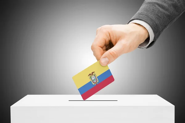 투표 개념-투표 상자에 남성 삽입 플래그-에콰도르 — 스톡 사진