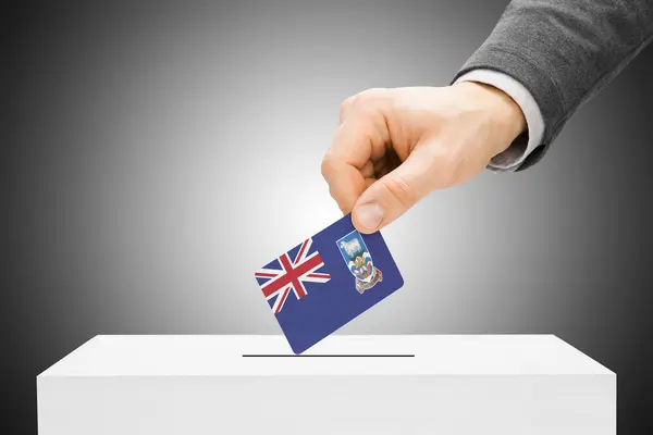 Stemmen concept - mannelijke invoegen vlag in stembus - Falklandeilanden — Stockfoto