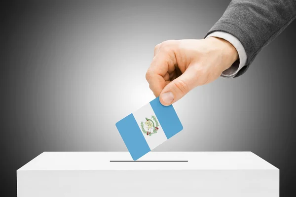 Voto concepto - hombre bandera insertar en urna - Guatemala — Foto de Stock