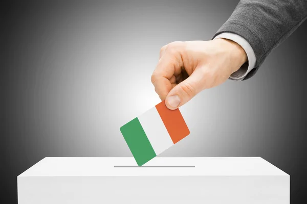 Vote concept - mâle drapeau insertion dans urne - Irlande — Photo