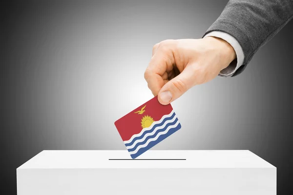 Kiribati koncepció - férfi beillesztése zászló a szavazólapon doboz - szavazás — Stock Fotó