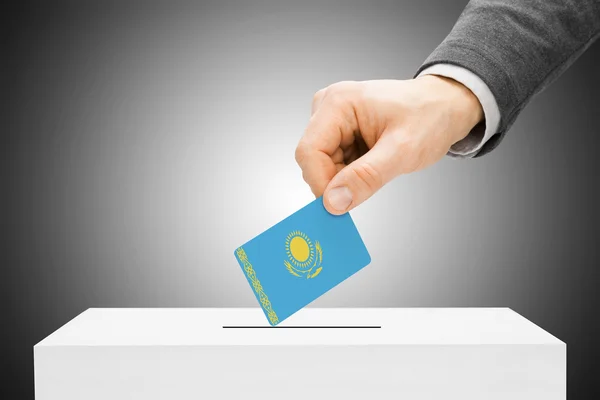 Голосування концепції - чоловічий вставлення прапор в урну - Казахстан — стокове фото