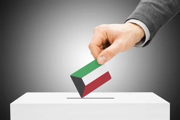 Голосування концепції - чоловічий вставлення прапор в урну - Кувейт — стокове фото