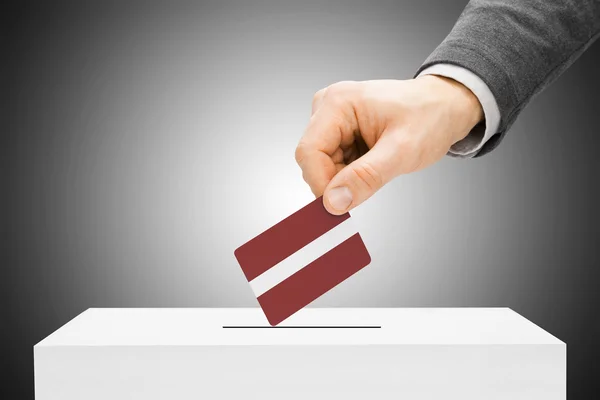 Abstimmung der Konzept - männlich-einfügen-Flag in Wahlurne - Lettland — Stockfoto