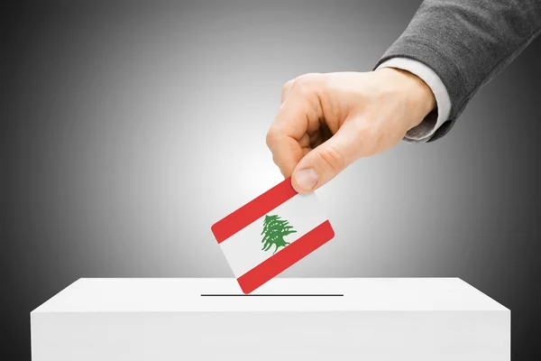 Koncepcja - mężczyzna flaga Wstawianie do urny - Liban głosowania — Zdjęcie stockowe