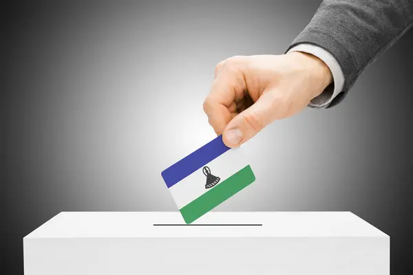 Vote concept - mâle drapeau insertion dans urne - Lesotho — Photo