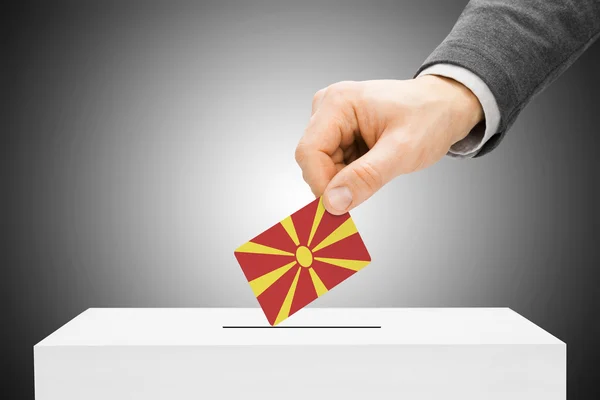 Hlasování koncept - mužské vložení příznaku do uren - republika Makedonie — Stock fotografie