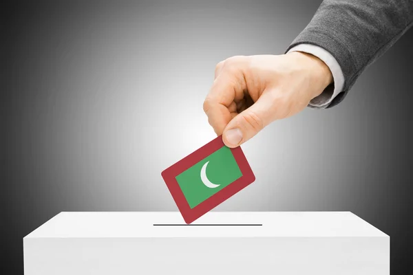 Voting concept - Male inserting flag into ballot box - Maldives — Stock Photo, Image