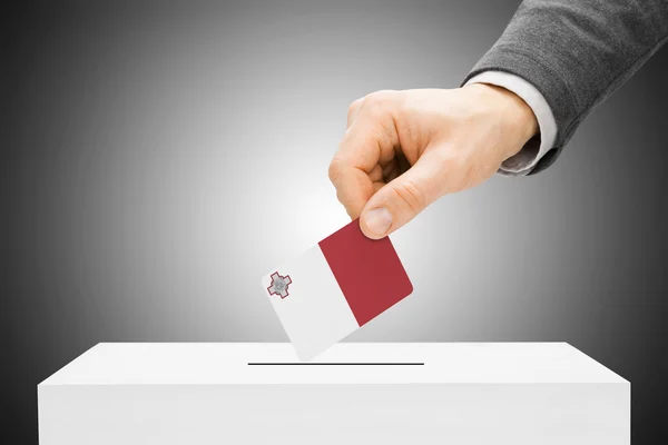 투표 개념-투표 상자에 남성 삽입 플래그-몰타 — 스톡 사진