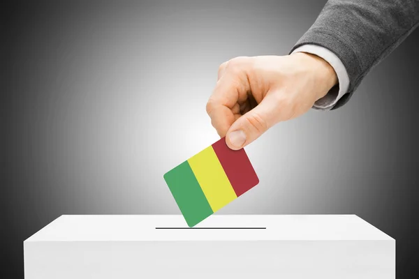 Voto concepto - hombre bandera insertar en urna - Mali — Foto de Stock