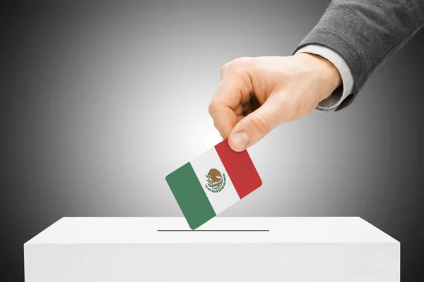 Голосования концепции - мужской вставки флаг в урну - Мексика — стоковое фото
