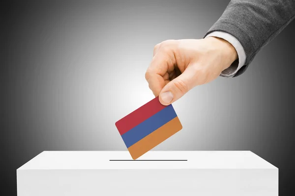 Голосування концепції - чоловічий вставлення прапор в урну - Вірменія — стокове фото