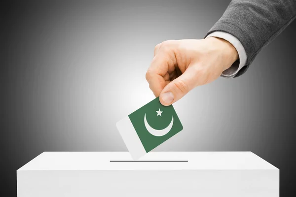Rösta koncept - manliga infoga flaggan till valurnan - Pakistan — Stockfoto