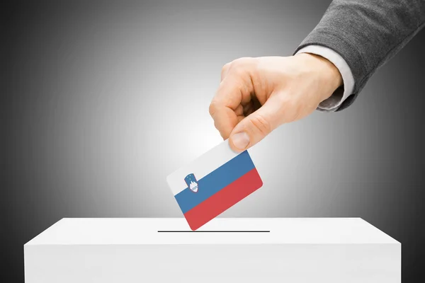 Szavazás a koncepció - férfi beillesztése zászló a szavazólapon doboz - Szlovénia — Stock Fotó