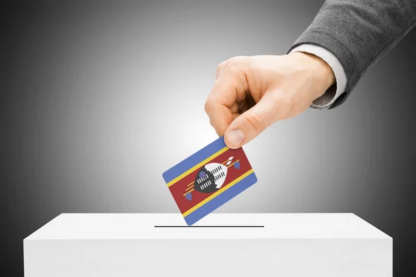 投票の概念 - 投票箱に男性の挿入フラグ - スワジランド — ストック写真