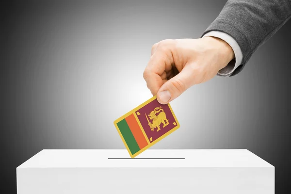 Voto concetto - maschio bandiera inserimento nell'urna - Sri Lanka — Foto Stock